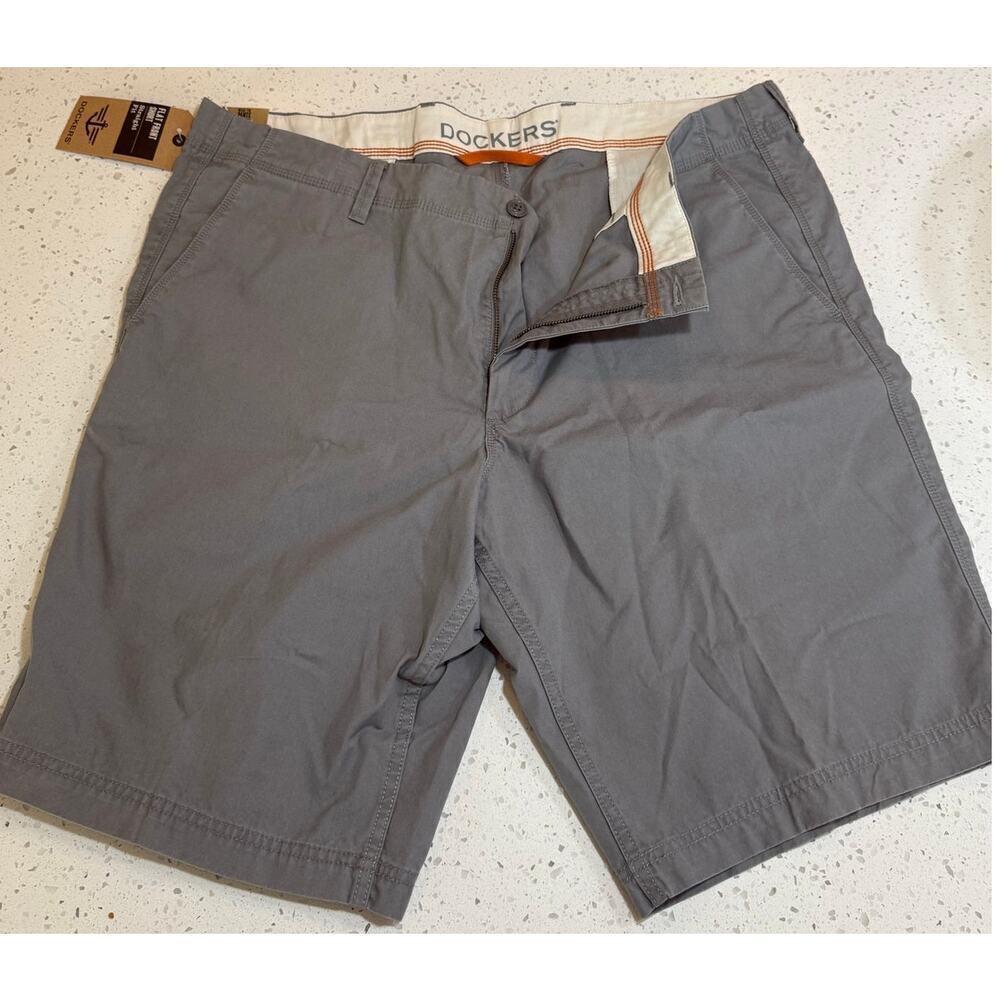 Dockers NWT Gray Flat Front Straight Fit Shorts - Size 40